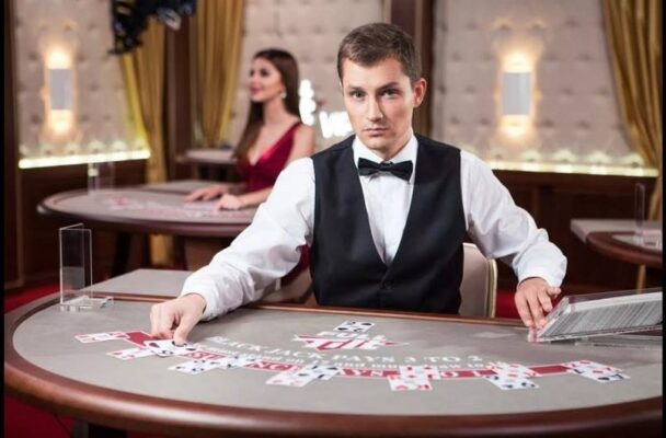 Người chia bài poker là gì? Tất tần tật về trò chơi chia bài poker