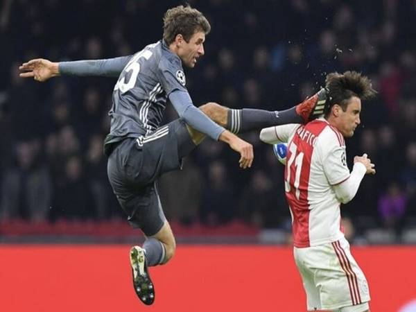 Cú đá cao trong bóng bầu dục Mỹ là gì? Hình phạt cho hành vi vi phạm này là gì?