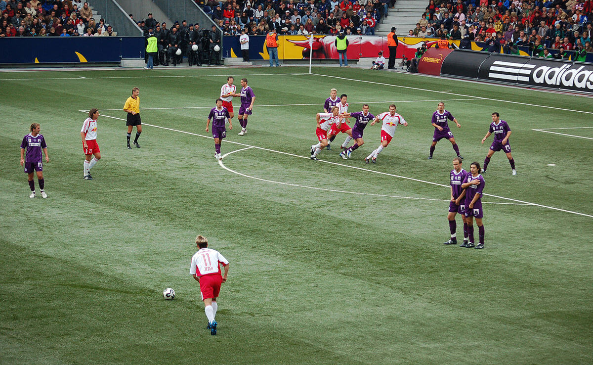 Đá Phạt Gián Tiếp Là Gì? Khi Nào Được Thực Hiện Trong Trận Đấu?