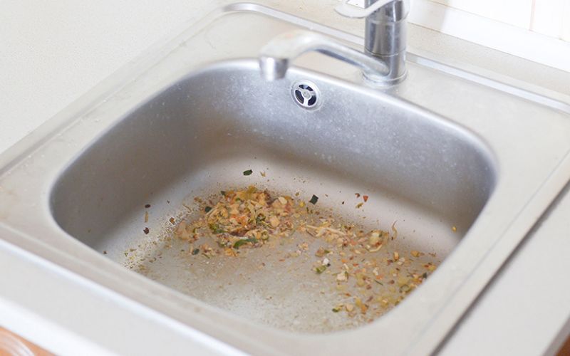 Rác thải gây tắc nghẽn bồn rửa chén