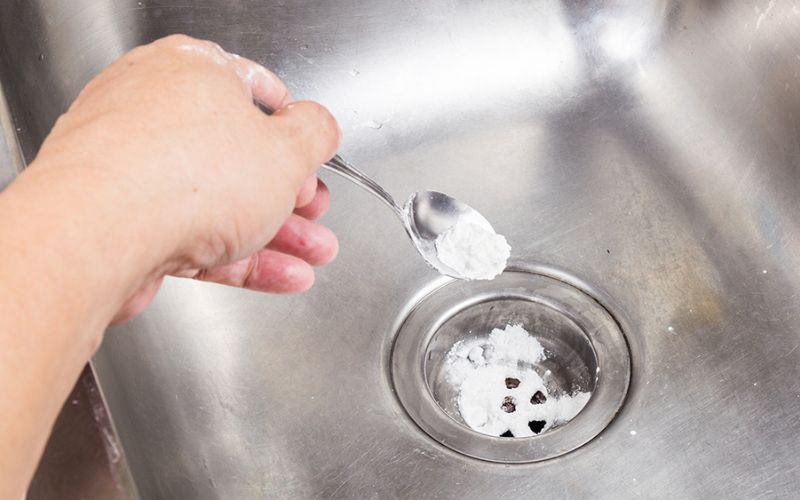 Sử dụng baking soda xử lý bồn rửa bát bị trào ngược