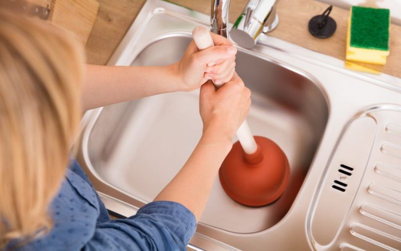 Dùng pittong xử lý tắc nghẽn bồn rửa bát